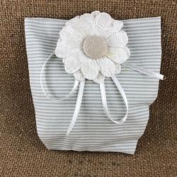 Sacchettino portaconfetti grigio perla con fiore 1