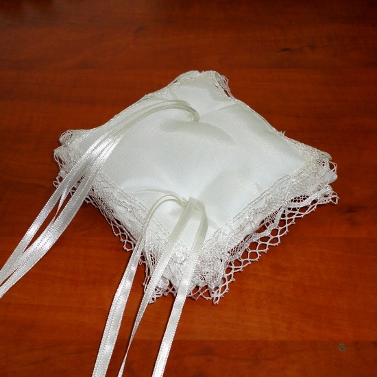 Cuscino Portafedi tessuto rigatino bianco con pizzo - Confetti