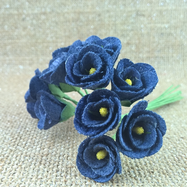 Fiorellino blu in tessuto pistillo giallo per bomboniere - Confetti &  Bomboniere