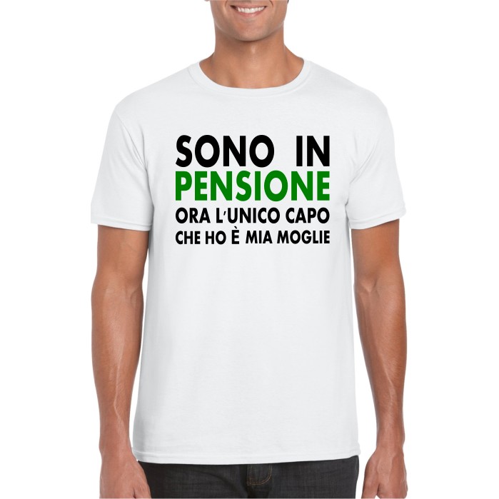 Maglietta Uomo spiritosa con la scritta Sono in pensione, ora l'unico capo  - Confetti & Bomboniere