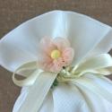 Fiorellini bomboniera in organza color salmone 3