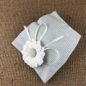 Sacchettino portaconfetti grigio perla con fiore 2