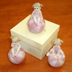 Bomboniere battesimo Bimbe sulla palla con scatola 1