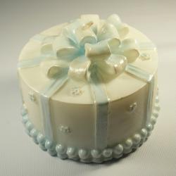 Candela torta bianca e celeste per allestimento confettata 1