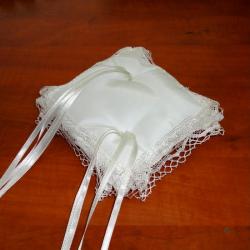Cuscino Portafedi tessuto rigatino bianco con pizzo per matrimonio 1