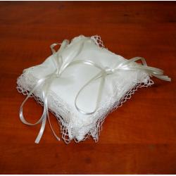 Cuscino Portafedi tessuto rigatino bianco con pizzo per matrimonio 2