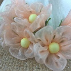 Fiorellini bomboniera in organza color salmone 1