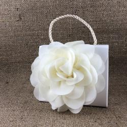 Portaconfetti con fiore in tessuto avorio per matrimonio 1
