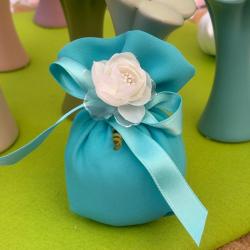 Sacchetto portaconfetti organza turchese con rosa e nastro 1