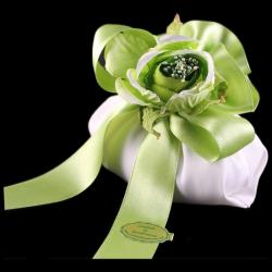 Sacchetto portaconfetti in seta bianca con bordo e fiocco verde con fiore 1