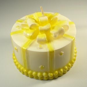 Candela torta bianca e gialla per allestimento tavolo confettata