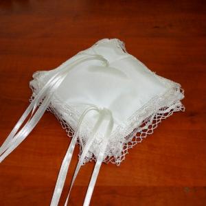 Cuscino Portafedi tessuto rigatino bianco con pizzo