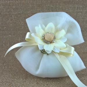 Sacchetto portaconfetti  in georgette panna per matrimonio con fiore